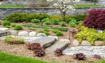 5 idées design pour aménager un jardin en pente
