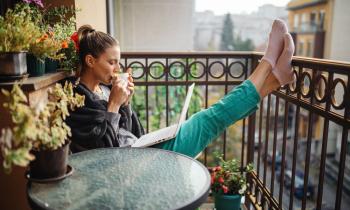 Qui doit entretenir le balcon et que peut-on y faire ?
