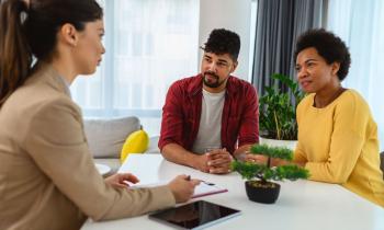 Renégocier prêt immobilier pour réduire vos mensualités. © Getty Images - bluecinema