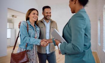 Acheter ou investir : la réponse à cette question dépend de plusieurs paramètres. © Drazen Zigic – Getty Images
