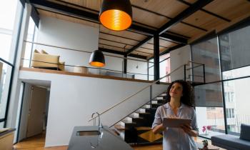 Installer un système d’éclairage intelligent est une démarche qui allie confort, économies d’énergie et modernité. © andresr - Getty images