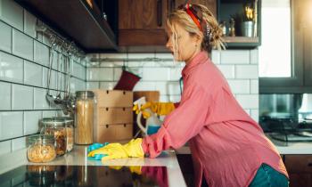 Le nettoyage de printemps est une tradition qui permet de faire place nette, d’assainir son logement et de repartir sur de bonnes bases. © zamrznutitonovi - Getty images