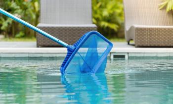 Comment retirer les dépôts au fond de votre piscine ?
