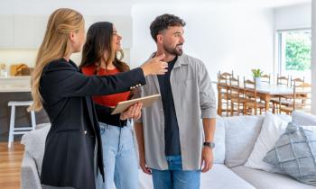 Faire estimer sa maison par une agence, c’est gratuit ! © courtneyk - Getty Images