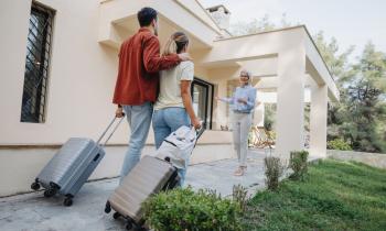 La fiscalité des locations saisonnières évolue drastiquement en 2025. © mixetto - Getty Images