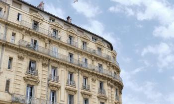 Les compteurs individuels permettent une répartition équitable des charges de copropriété. © jordi magrans - Getty Images