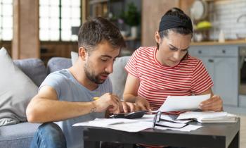 Revenus, charges, aides… les choses à prendre en compte pour établir votre budget d’achat. © valentinrussanov – Getty Images