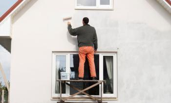 Repeindre une façade n’est pas seulement une question de décoration, mais aussi d’entretien préventif. © MyrKu - Getty images