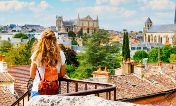 Poitiers est une ville moyenne idéale pour un investissement étudiant en 2025. © margouillatphotos – Getty Images