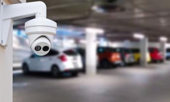 Une caméra de surveillance est installée dans le parking couvert d'une copropriété