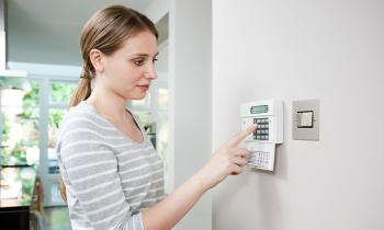 Alarme, détecteur de fumée, serrures renforcées ou encore domotique : les solutions sont nombreuses pour sécuriser son logement efficacement. © Image Source - Getty images
