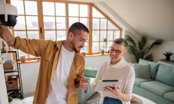 La télésurveillance se présente comme une réponse simple, efficace et accessible afin de protéger son domicile en son absence. © - Getty images