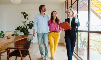 Lorsque l’on souhaite vendre sa maison rapidement, passer par une agence immobilière reste l’une des solutions les plus efficaces. © Diamond Dogs - Getty images