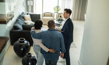 Acheteurs et vendeurs : passer par un agent immobilier pour une transaction sereine et sécurisée. © FG Trade Latin - Getty Images