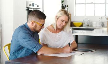 Couple en train de calculer tantième de leur appartement