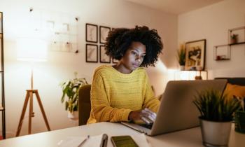 Méfiez-vous des offres trop alléchantes pour être vraie, de l'attitude du "bailleur" et des superlatifs employés. © Drazen_- Getty images