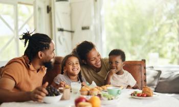 La banquette intégrée est de retour : à vous les moments repas conviviaux !