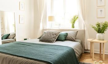 Outre la literie, l’aménagement et la décoration de la chambre jouent un rôle clé dans la qualité de nos nuits. © KatarzynaBialasiewicz - Getty images