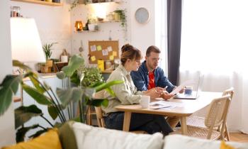 Premier achat immobilier : comment avoir un apport personnel rapidement et l’augmenter ? © Anchiy - Getty Images