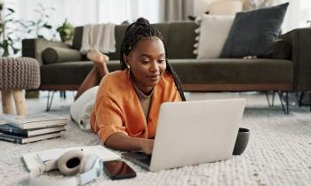 La location à un étudiant implique une certaine préparation, une bonne connaissance du cadre juridique et quelques ajustements pratiques. © Jacob Wackerhausen - Getty images