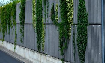 Un mur anti-bruit, aussi appelé écran acoustique, est un dispositif conçu pour atténuer les nuisances sonores provenant de l’extérieur. © beekeepx - Getty images