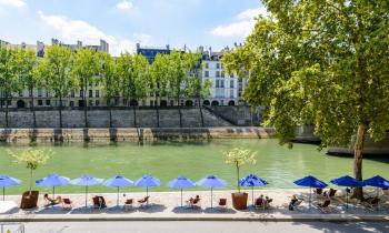 Dès le 5 juillet, 3 nouveaux sites aménagés ouvriront leurs bras aux nageurs, dans le cadre de Paris Plages, amenant le nombre de sports à 5 au total. olrat © - Getty images