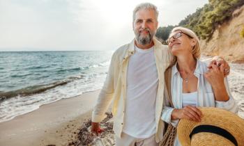 Le passage à la retraite ouvre une nouvelle page de vie, souvent l’occasion de déménager vers un environnement plus calme, plus agréable, ou tout simplement mieux adapté à ses besoins. © mixetto - Getty images