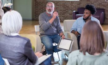 Le syndic coopératif apparaît permet d'allier implication des copropriétaires, économies significatives et autonomie renforcée. © SDI Productions - Getty images