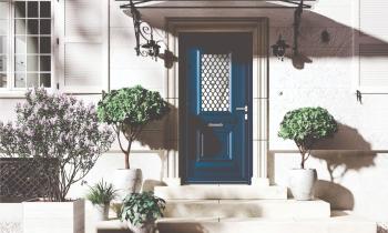 Vue sur la porte d'entrée en alu et verre d'une maison de ville