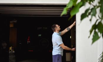 Homme en train d'isoler son garage