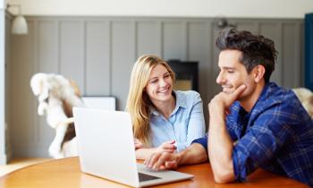 Couple en train de télécharger le modèle de lettre SeLoger pour une offre d'achat