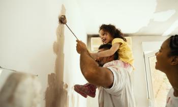 Famille qui repeint leur intérieur avec une peinture écologique