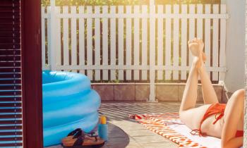Fortes chaleurs : ai-je le droit d'installer une piscine gonflable sur mon balcon ? 