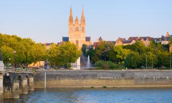 La ville d'Angers, vue sur la cathédrale Saint-Maurice