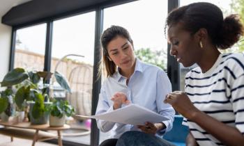 L'attestation de loyer confirme que le locataire occupe bien un logement donné et mentionne éventuellement que ce dernier est bien à jour du paiement de ses loyers.. © andresr - Getty images
