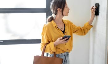 Un système d’alarme permettra de faire fuir les cambrioleurs. © RossHelen – Getty Images