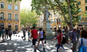 Des badauds se promènent sur le Cours Mirabeau, à Aix-en-Provence