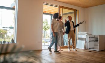 Dans bien des cas, le retard dans la vente ne provient pas d’un manque d’acquéreurs potentiels, mais d’erreurs courantes qui freinent la transaction. © AzmanL - Getty images