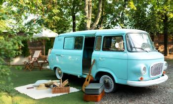 camping-car-gare-dans-le-jardin