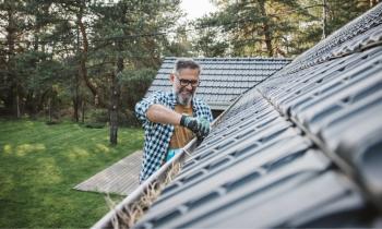 En éliminant les débris qui empêchent l’écoulement des eaux, vous préservez durablement votre logement. © - Getty images