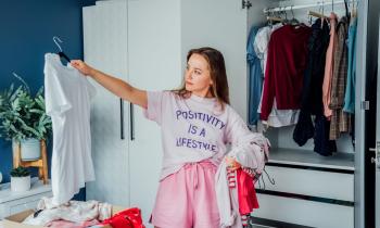 Jeune femme fait du tri dans son dressing
