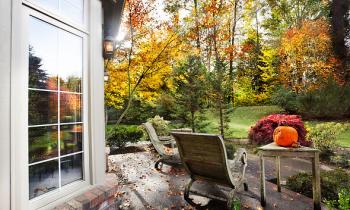 Tout savoir pour protéger votre terrasse en automne