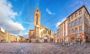 Vue sur la place St-Étienne, à Toulouse, et sur la cathédrale St-Étienne 