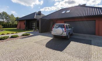 Choisir le bon revêtement pour une allée carrossable devient un équilibre entre solidité, praticité et rendu visuel. © KatarzynaBialasiewicz - Getty images