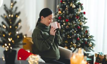 Femme buvant un thé dans un décor de Noël