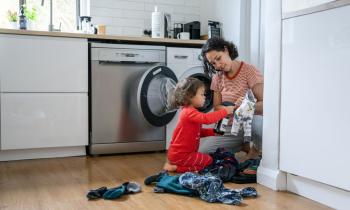Aménager un coin buanderie dans sa cuisine permet de regrouper les appareils électroménagers et d’optimiser les mètres carrés disponibles, surtout dans les petits logements. © Fly View Productions - Getty images
