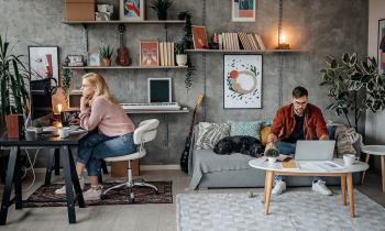 Il est possible d’aménager un coin bureau zen, même quand on partage son espace au quotidien. © Pekic - Getty images