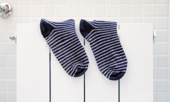 Remplir une chaussette de gros sel et la déposer dans un coin de la salle de bain permet d'absorber l’excès d’humidité. © fotoimagic - Getty images