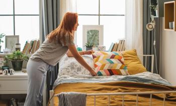 Jeune fille aménageant un coin nuit dans un studio