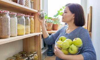 Femme choisissant des épices dans un garde-manger
